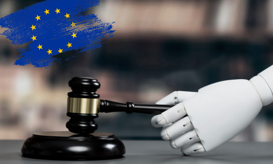 Eine Roboterhand schlägt einen Richterhammer. Darüber ist die Flagge der Europäischen Union abgebildet.